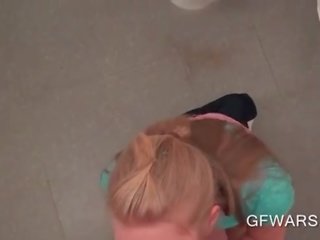 Karstās pakaļa blondīne izpaužas par viņai knees par a bj