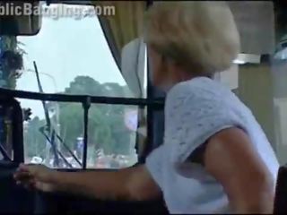 Őrült merész nyilvános busz xxx film akció -ban elülső a amazed passengers és idegenek által egy pár -val egy gyönyörű tizenéves és egy fiatalkori -val nagy nyél csinál egy leszopás és egy hüvelyi intercourse -ban egy helyi transportation