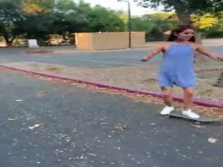 รอยสัก เล่นสเก็ต หญิง วาเนสซ่า vega ใน skateboarding และ น้ำพุ่ง ใน สาธารณะ