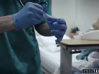 Puro tabu perv doc dá jovem grávida paciente vagina exame