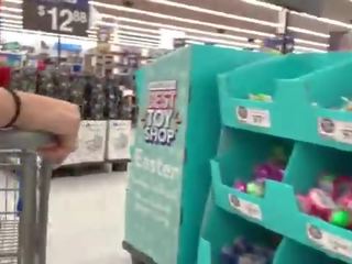 Um real aberração recording um fantástico gaja em walmart -